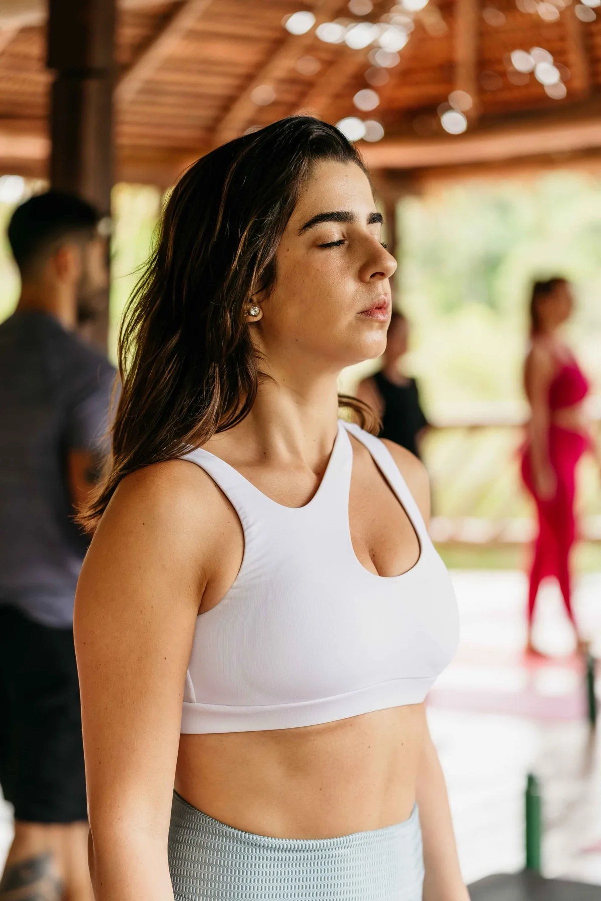 Participante em silêncio, mãos sobre o peito, durante prática contemplativa