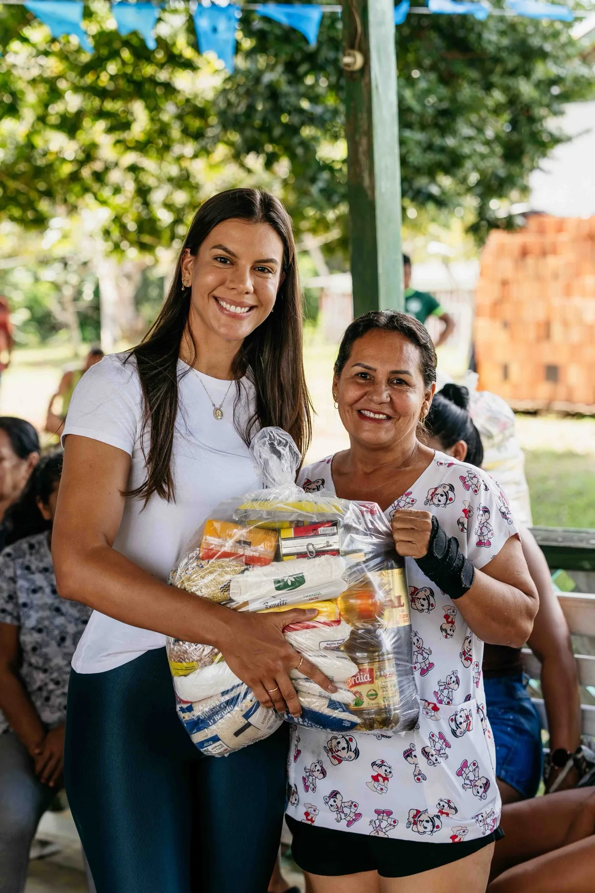 Participantes pintando casa em ação social na comunidade ribeirinha