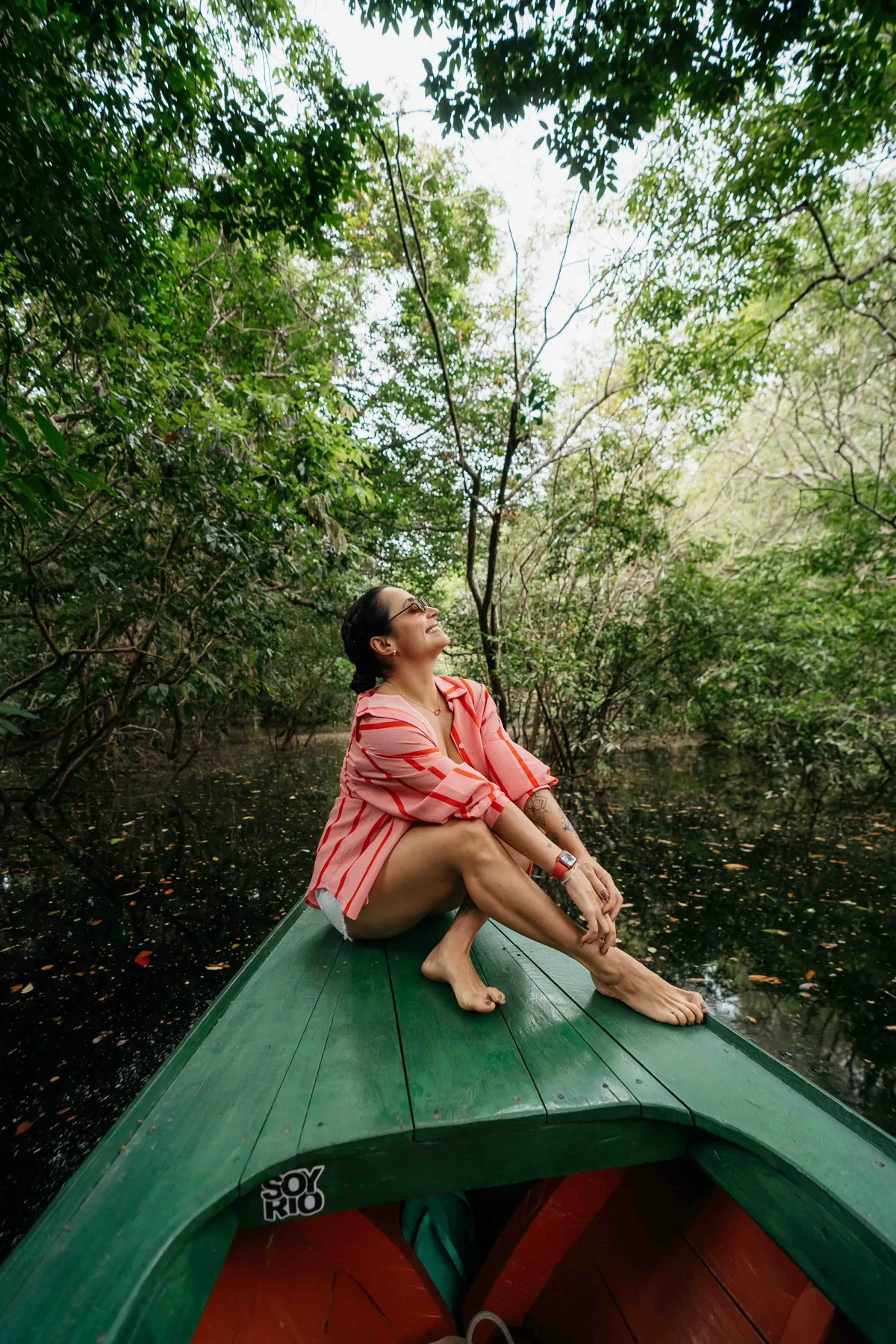 Travessia de barco pelo Rio Negro