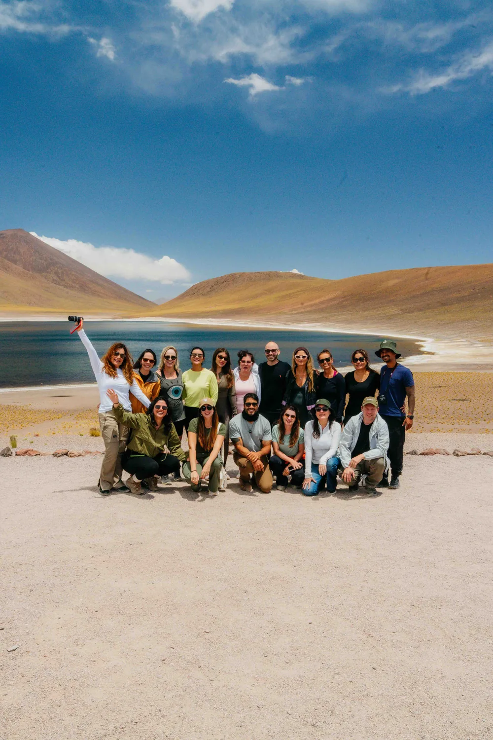 Participante da viagem em grupo observando a paisagem do Atacama