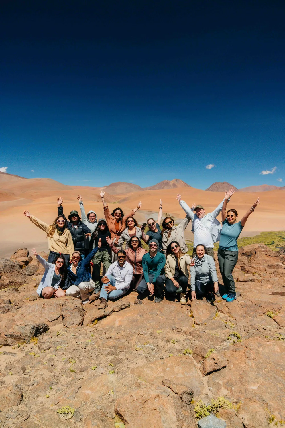 Lagoa altiplânica de águas espelhadas no Atacama