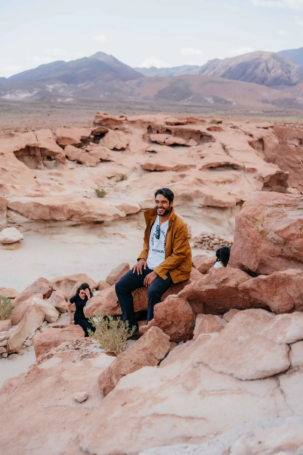 Caminhada do grupo em meio às paisagens do Atacama