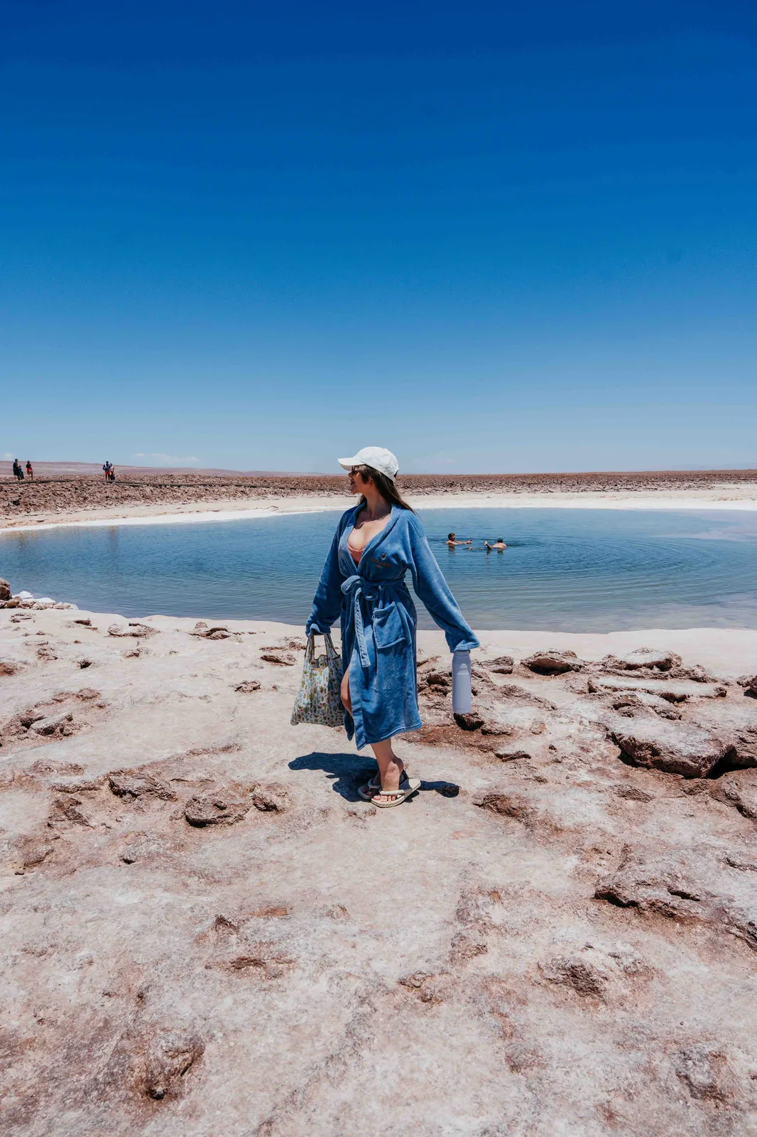 Lagoa altiplânica de águas azuis em meio às montanhas
