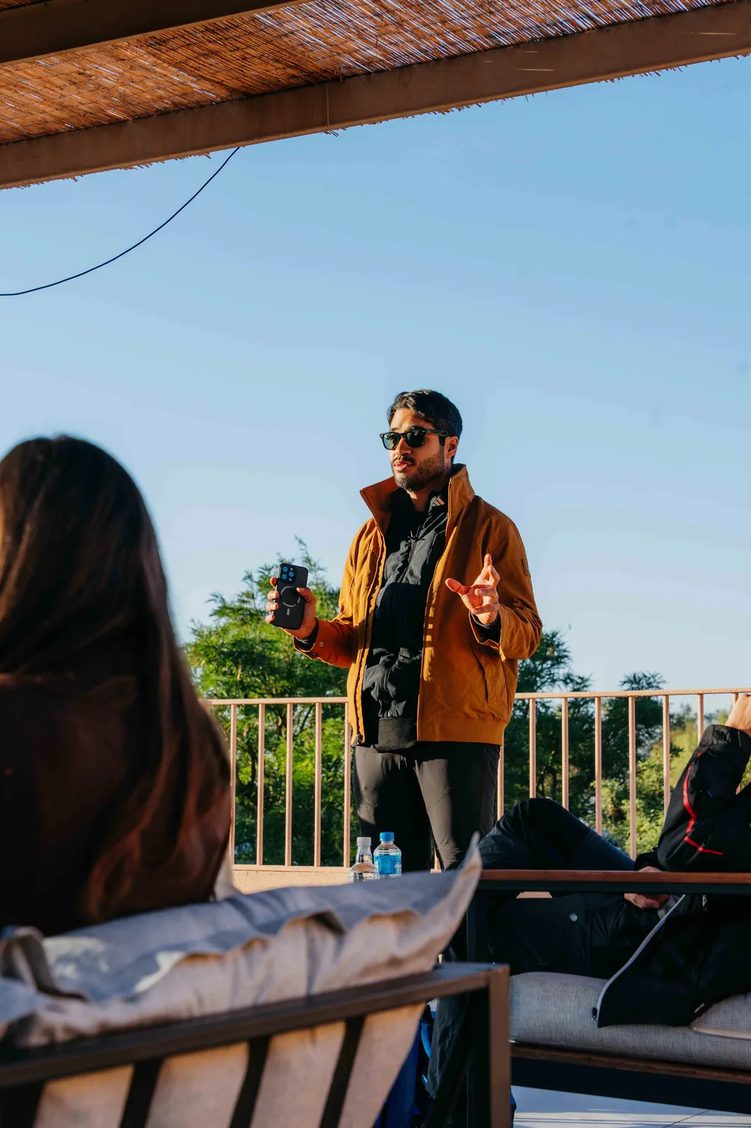 Grupo de participantes reunido diante da paisagem do Atacama