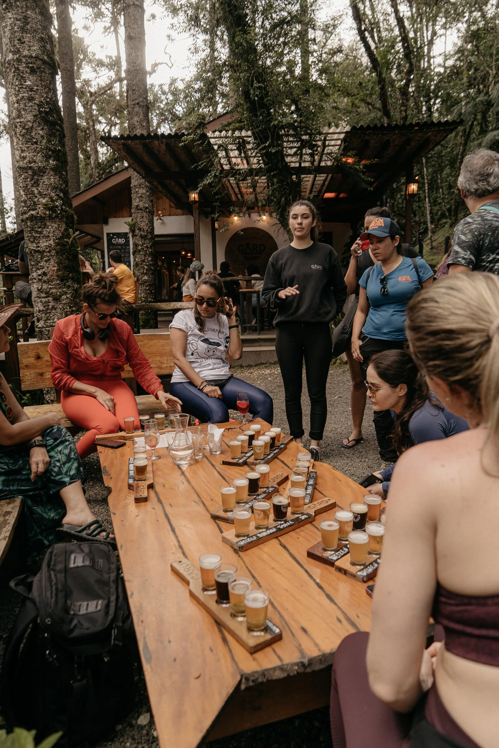 Encontro do grupo em mesa ao ar livre, na serra de Campos do Jordão