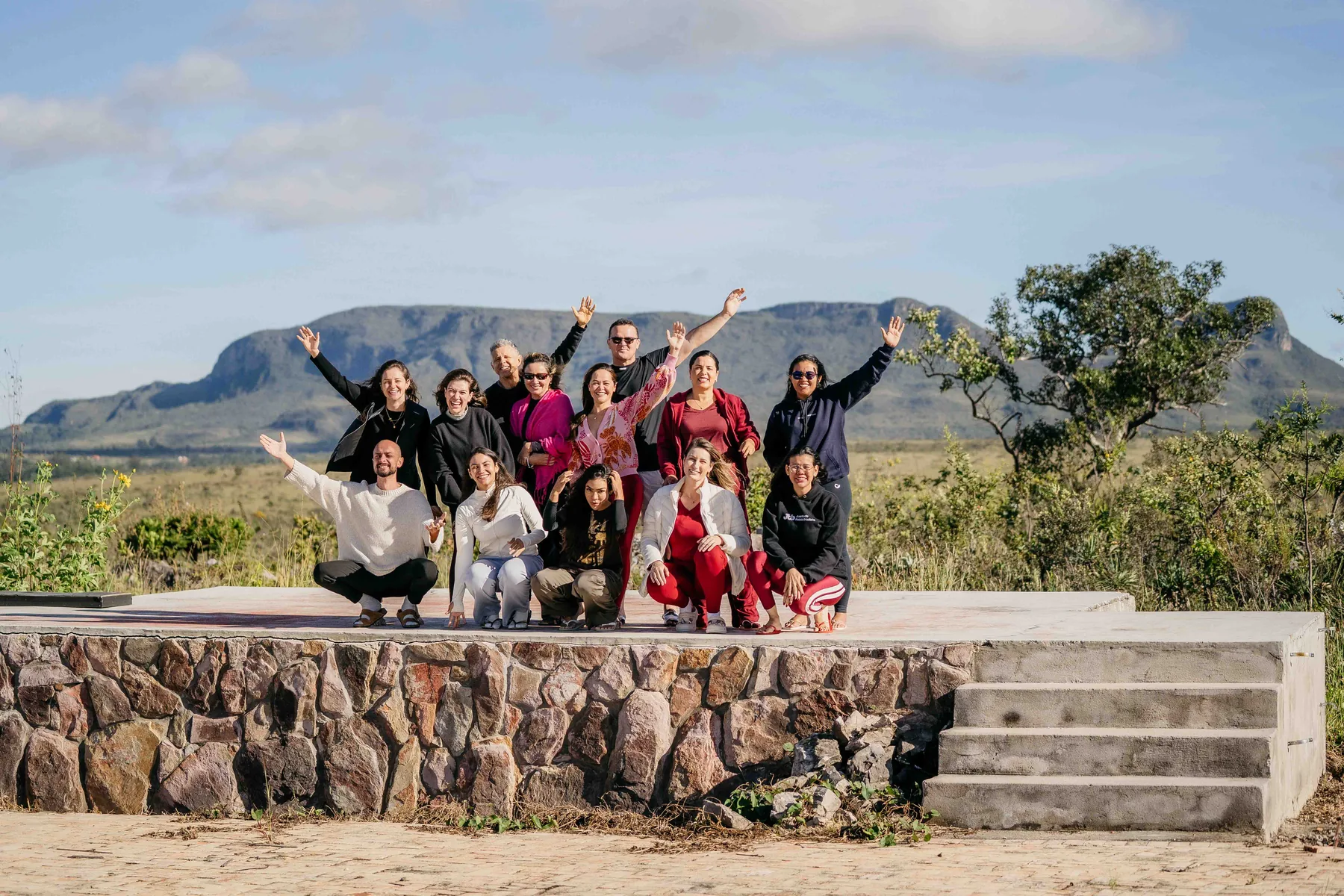 Participante ao entardecer durante o retiro na Chapada