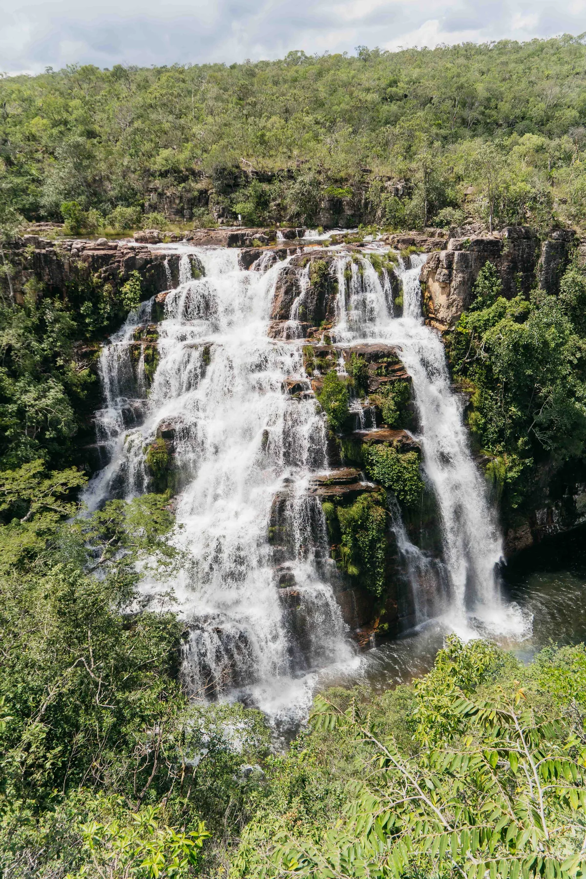 Cachoeira Almécegas com poço aberto e cerrado ao redor