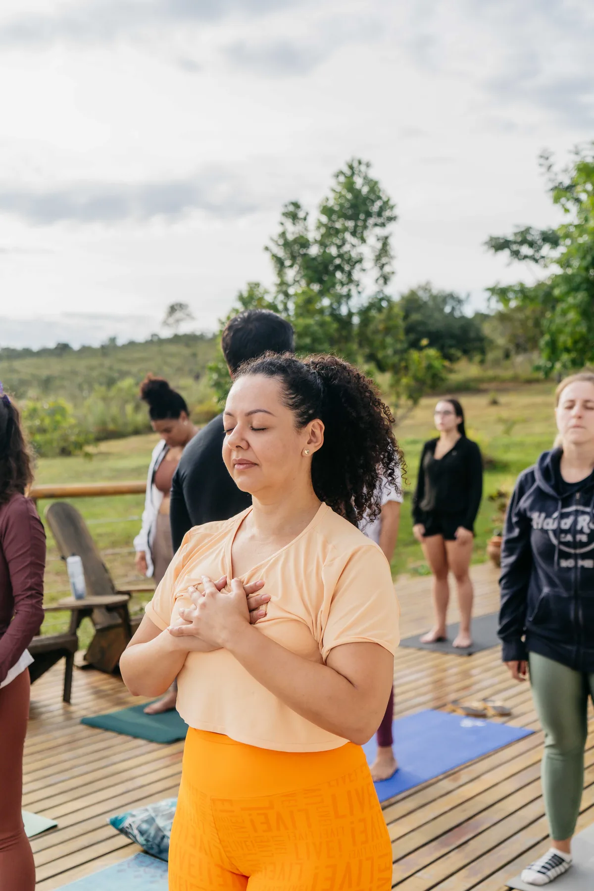 Prática de yoga ao amanhecer com o cerrado ao fundo