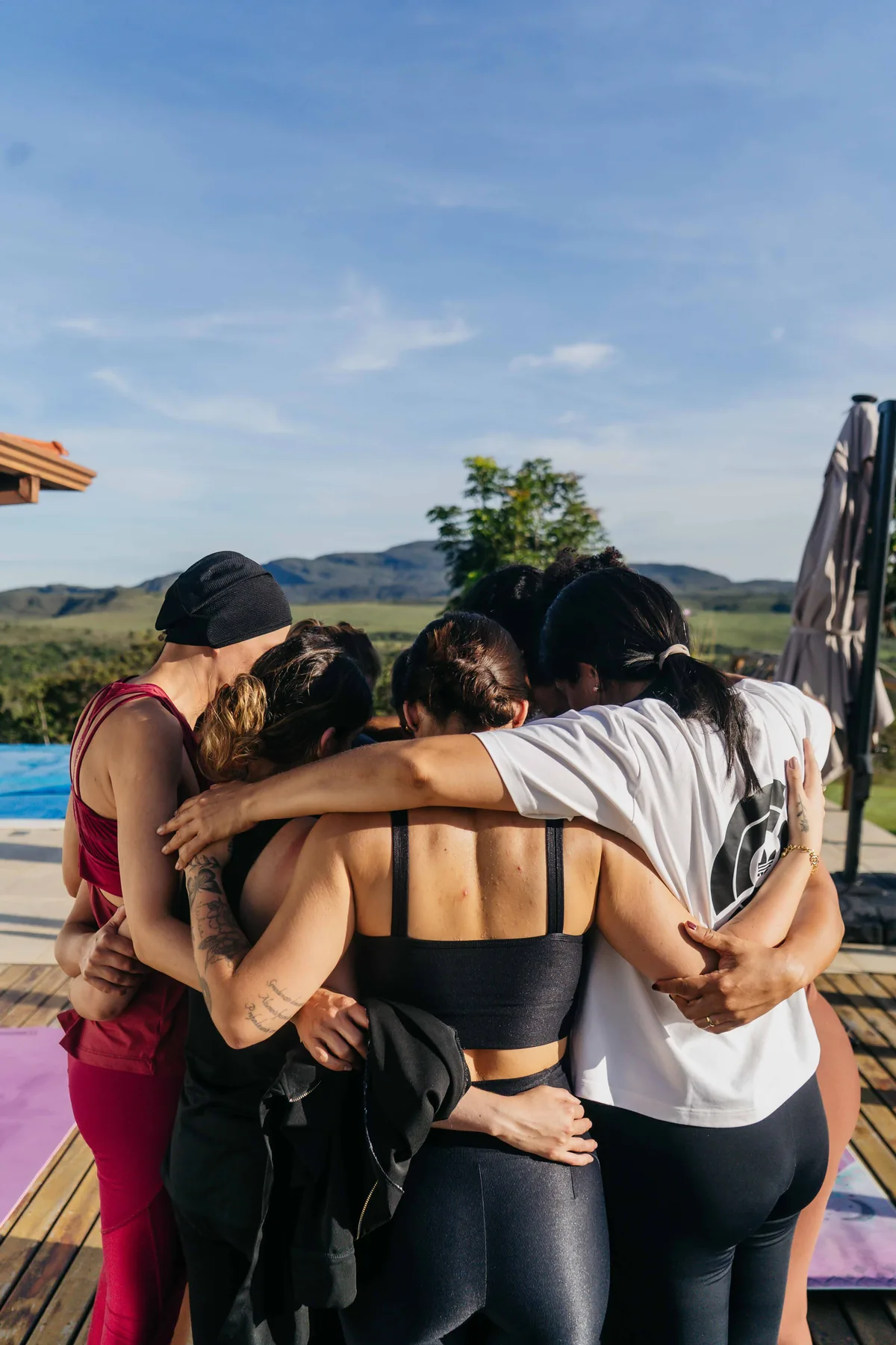 Abraço entre participantes após dinâmica de partilha