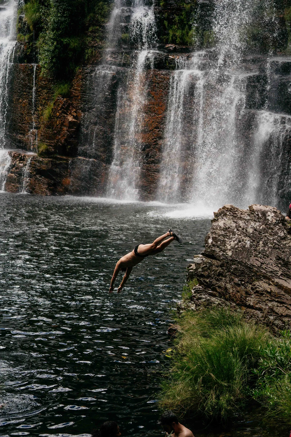 Poço aberto de cachoeira na Chapada com luz da manhã