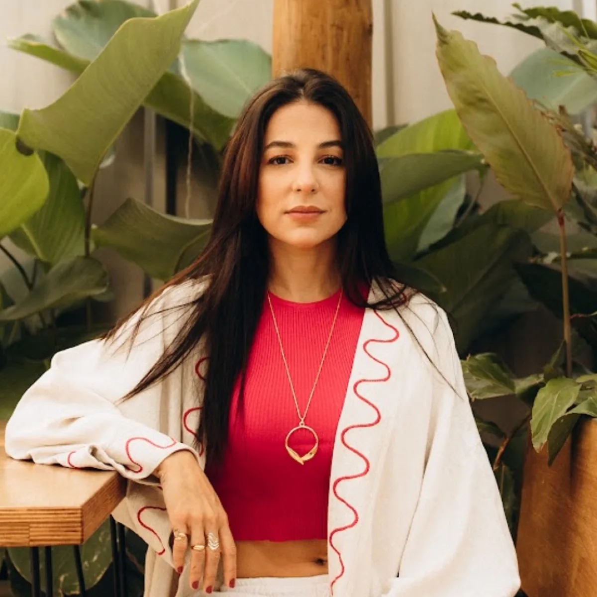Retrato de Gabi Verçosa, cofundadora e facilitadora da Retiros com Propósito