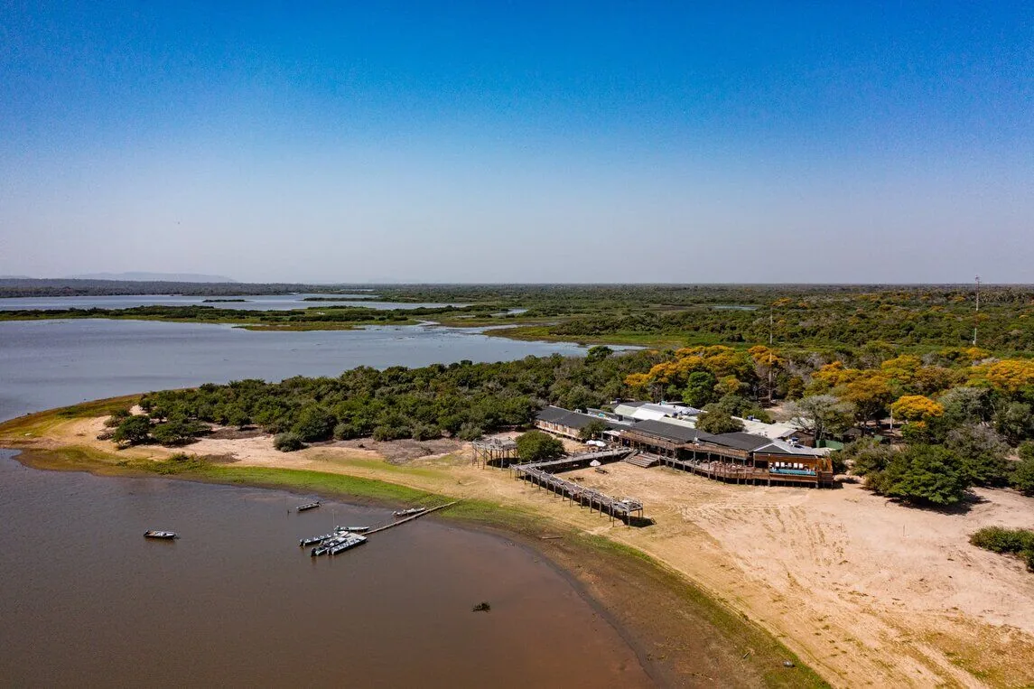 Vista da baía a partir da pousada de luxo no Pantanal