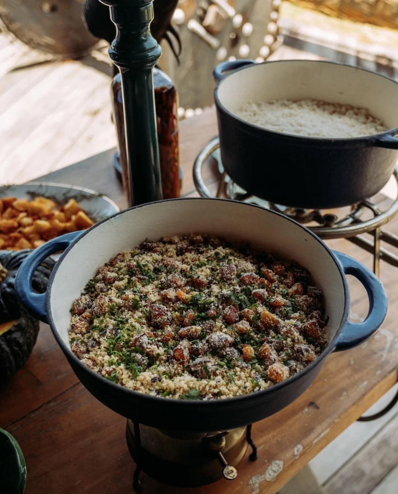 Farofa de couve com queijo ralado servida em panela de ferro