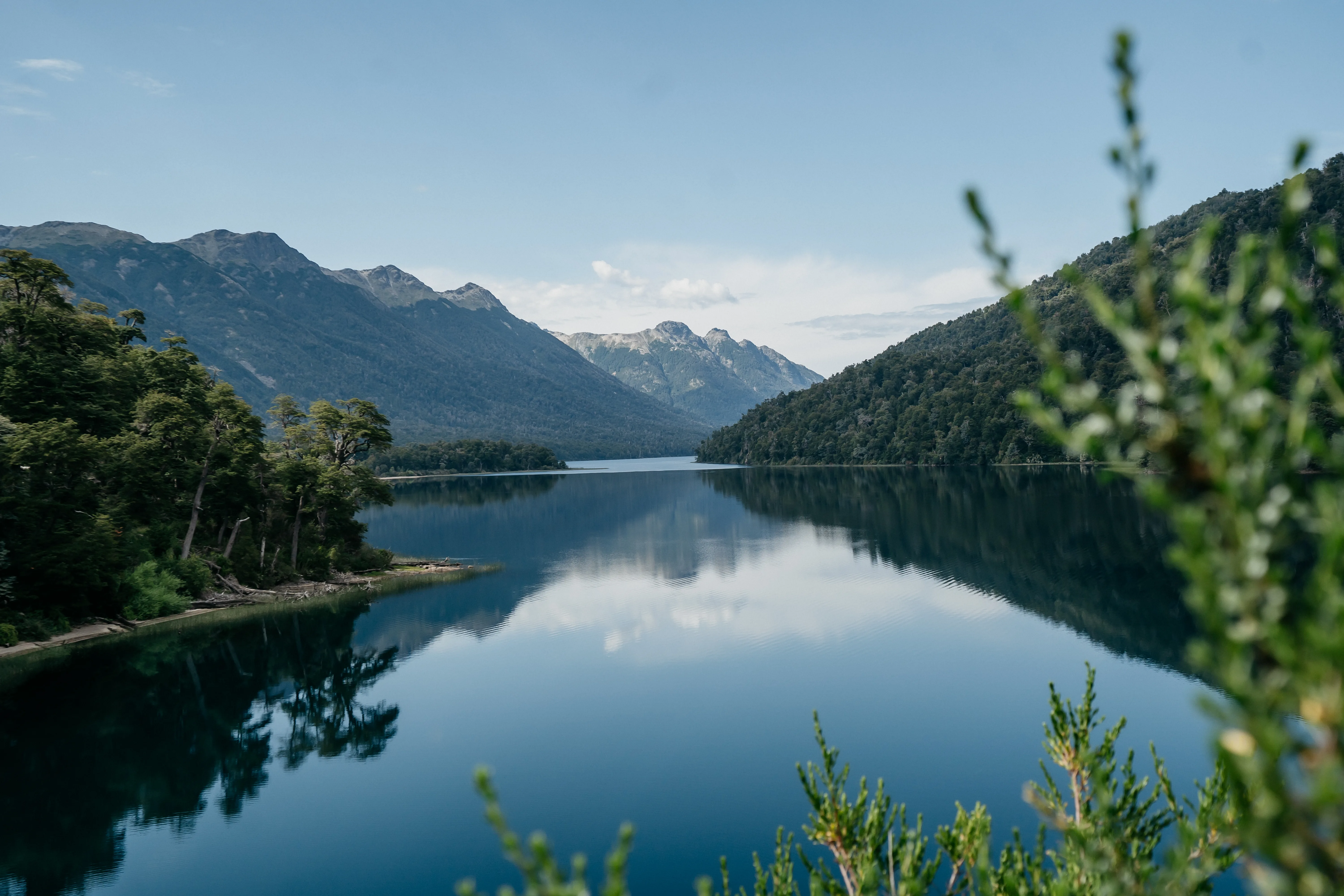 Paisagem da Patagônia argentina com montanhas e lagos andinos