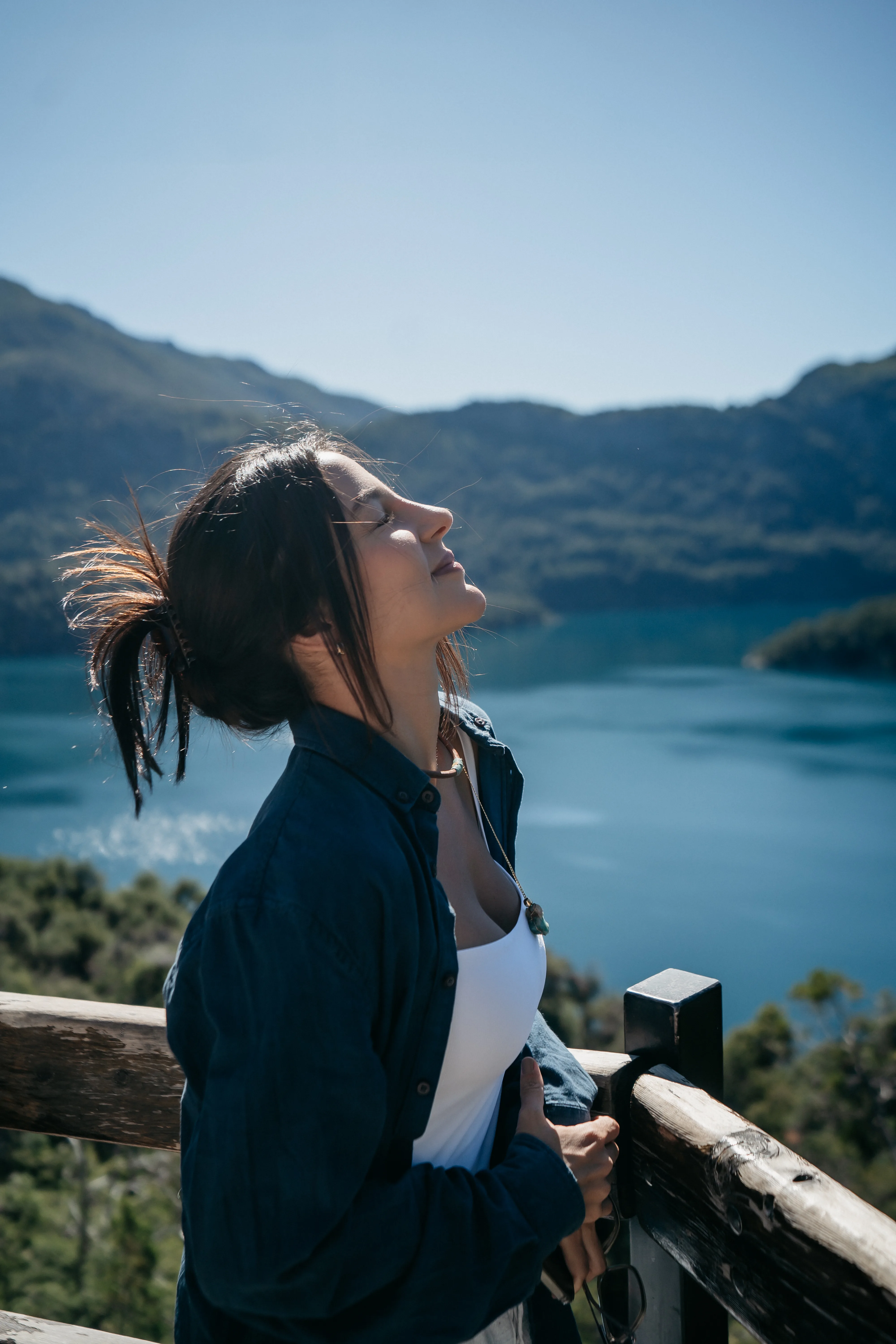 Participante da viagem em grupo observando a paisagem patagônica