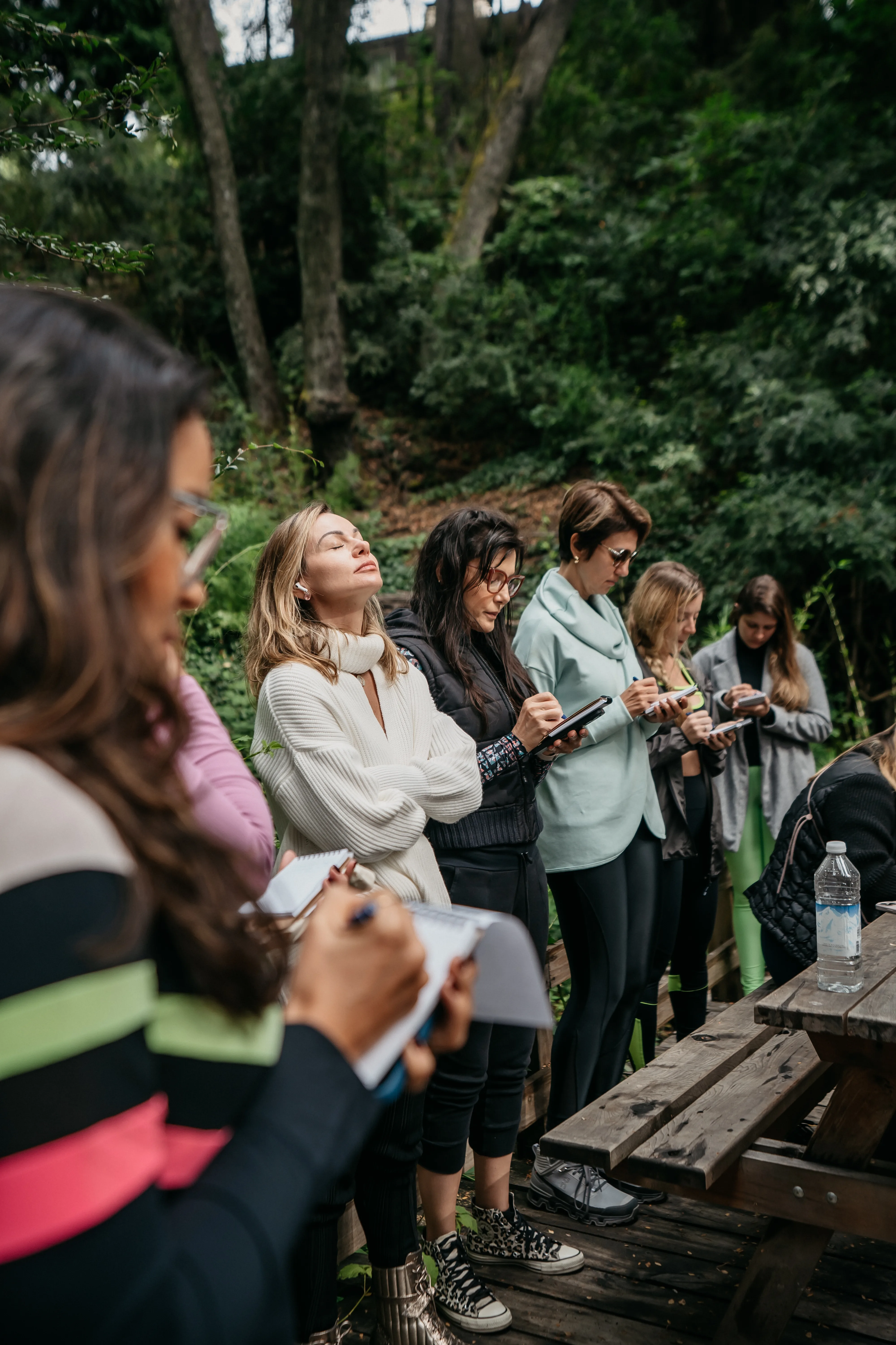 Participantes da viagem reunidos em roda diante da paisagem