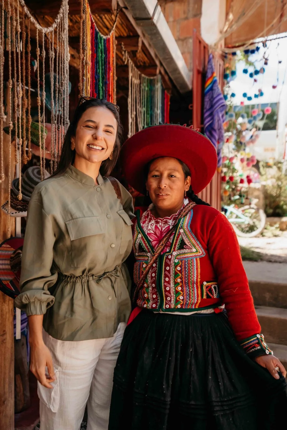 Participante em silêncio, mãos sobre o peito, durante prática contemplativa nos Andes