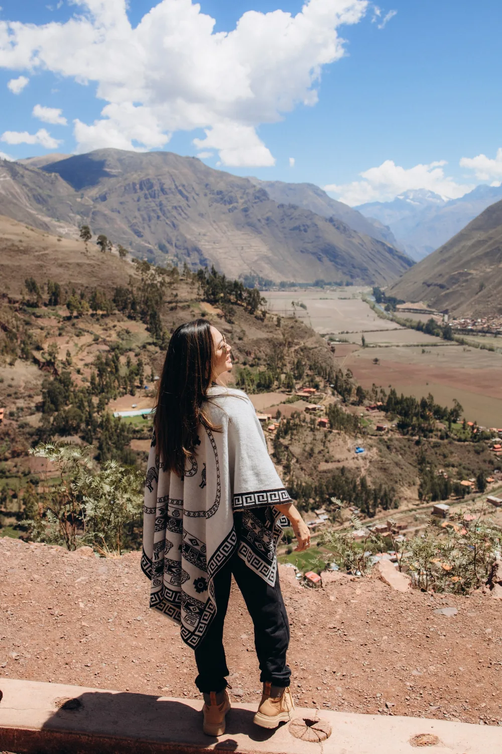 Viajantes contemplando Machu Picchu ao amanhecer